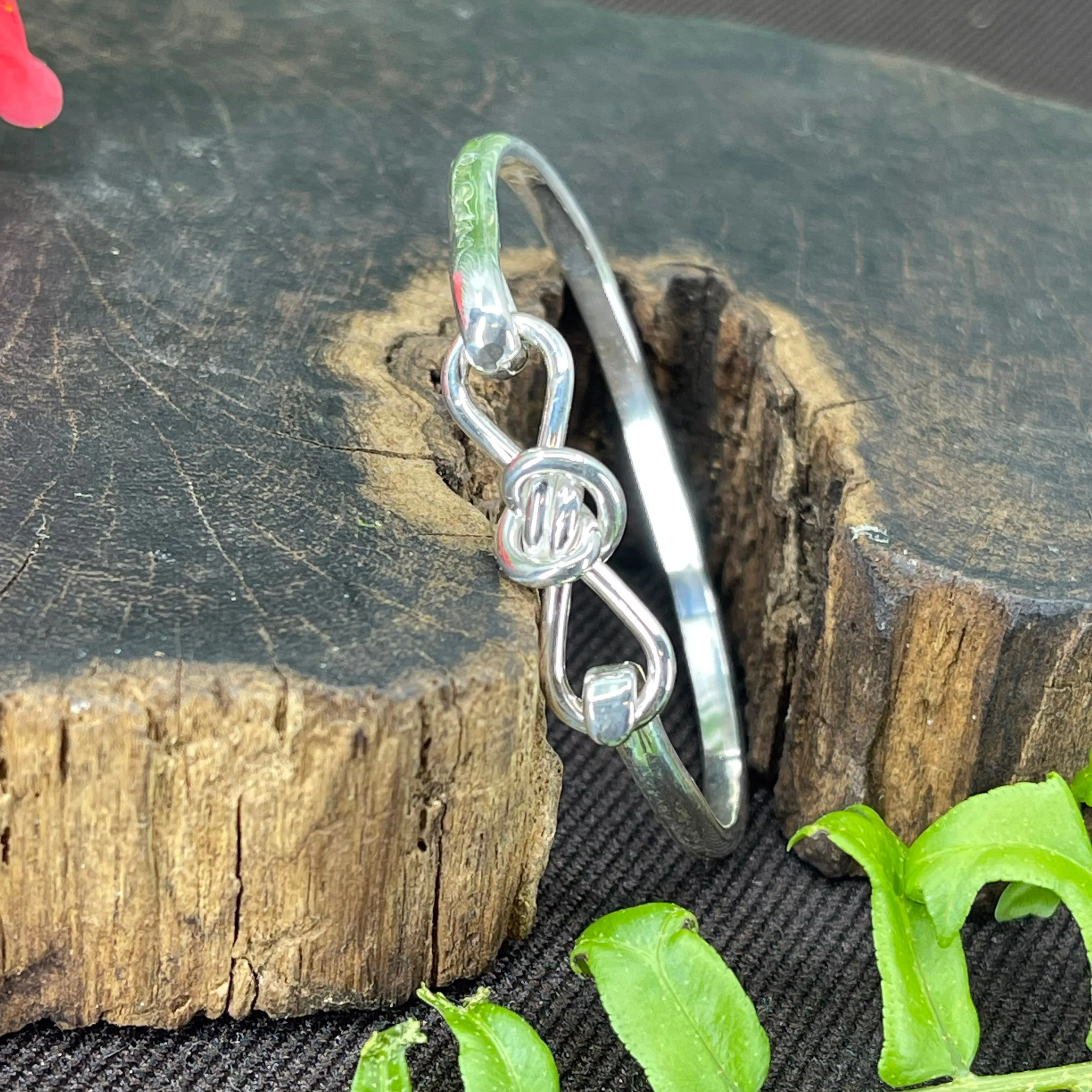 Crucian Knot 3mm Latching Bracelet