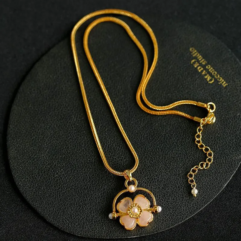 Four-leaf Clover Flower Pendant Necklaces with Rose Quartz