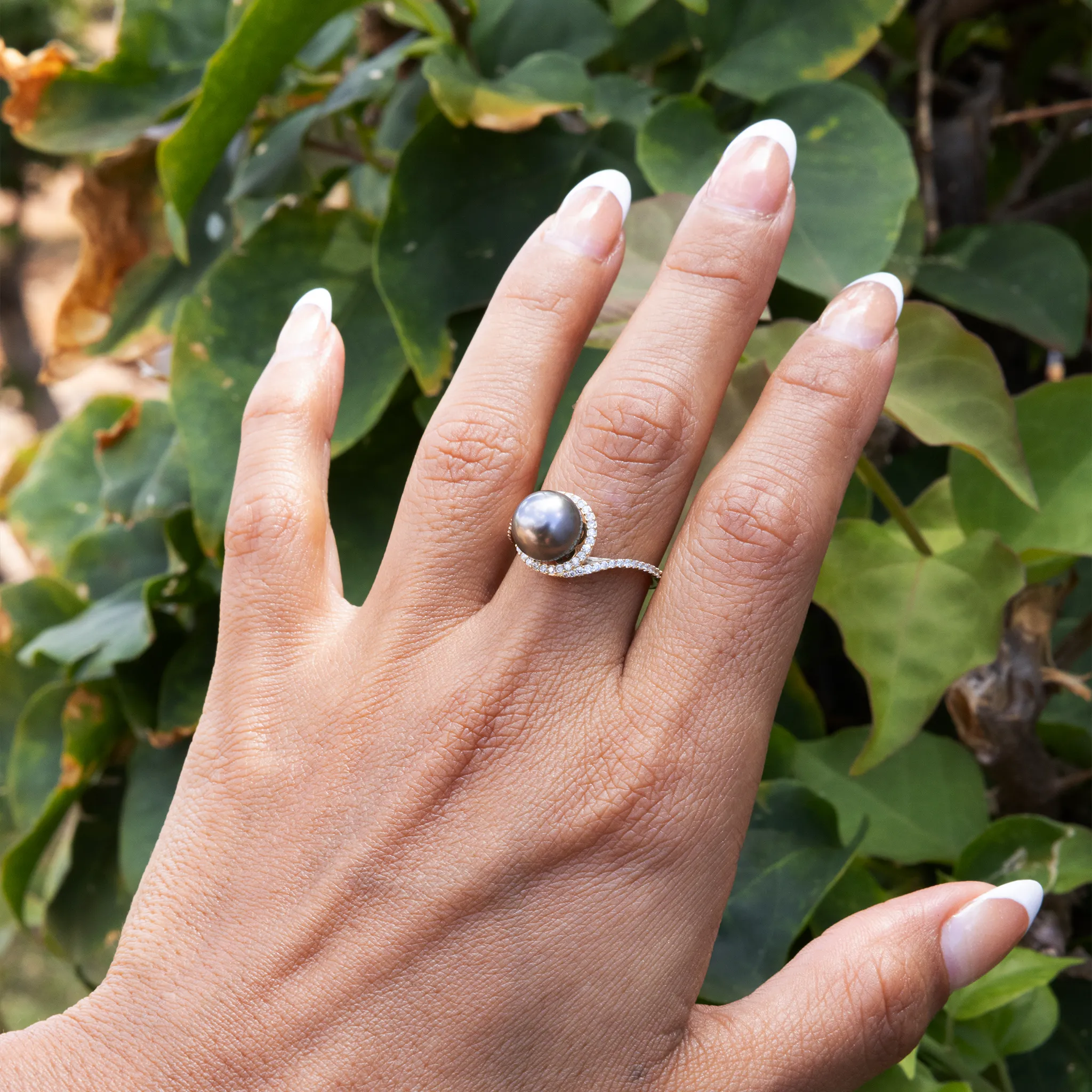Halo Bypass Tahitian Black Pearl Ring in Gold with Diamonds - 9-10mm