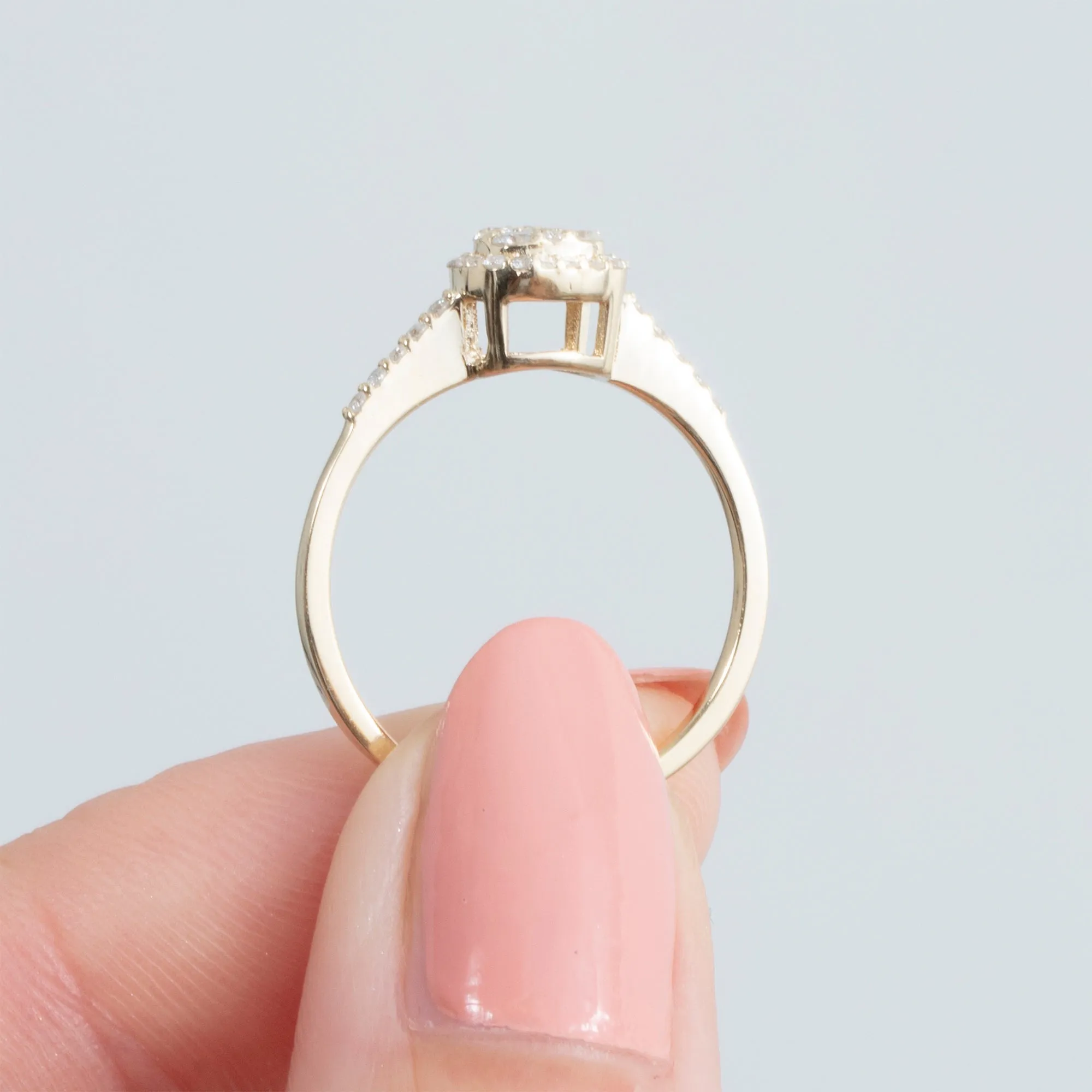 Round Diamond Cushion Engagement Ring, Arti