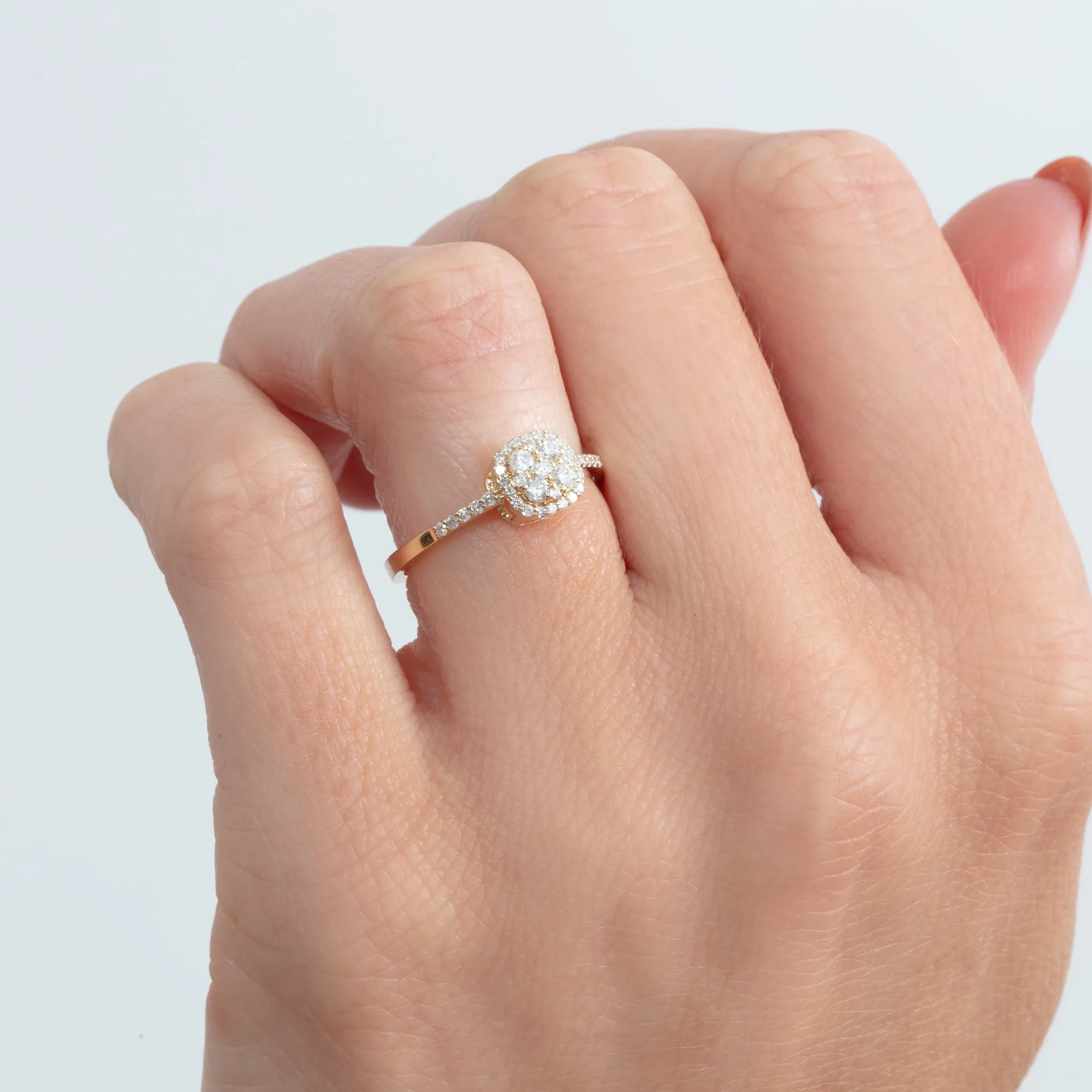 Round Diamond Cushion Engagement Ring, Arti