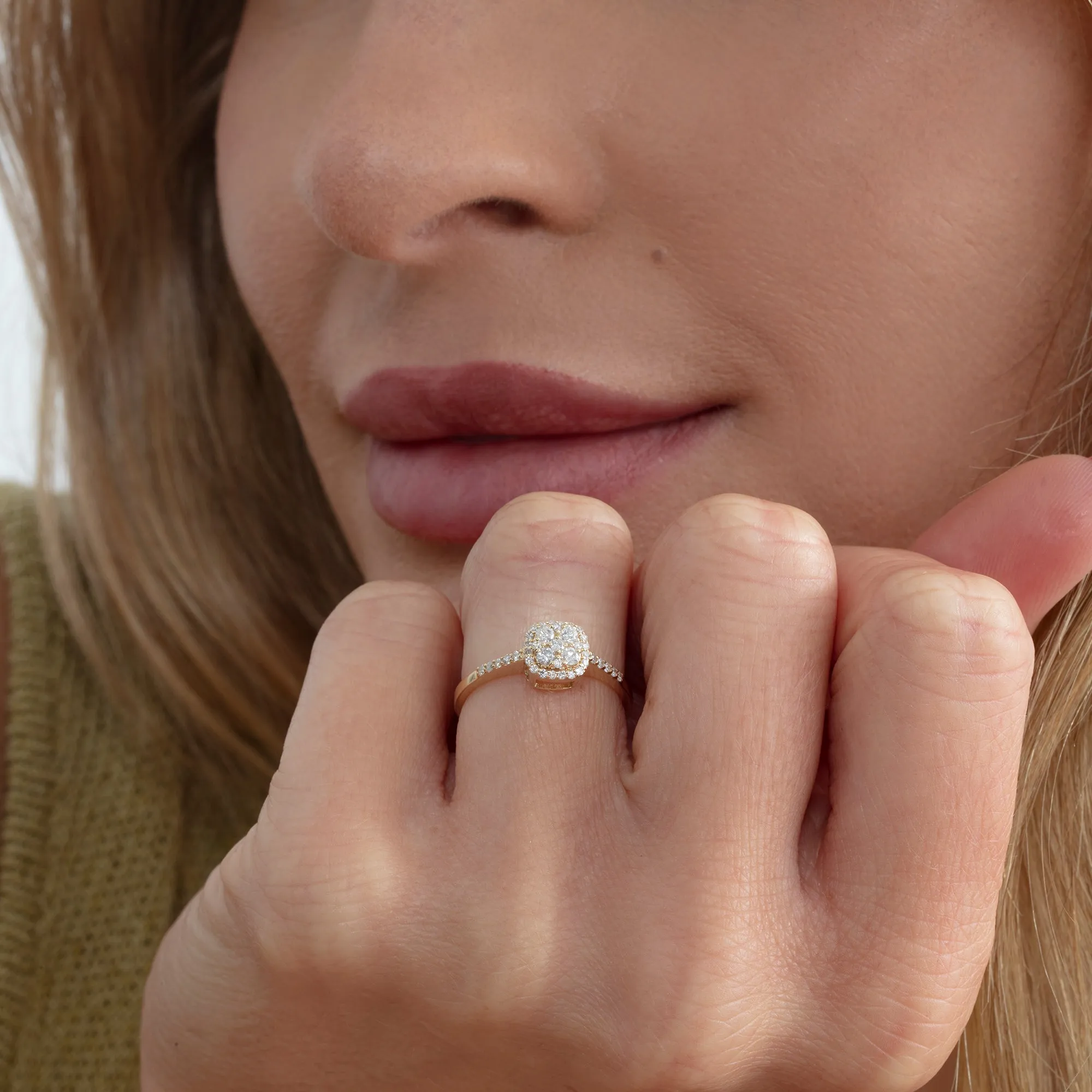 Round Diamond Cushion Engagement Ring, Arti