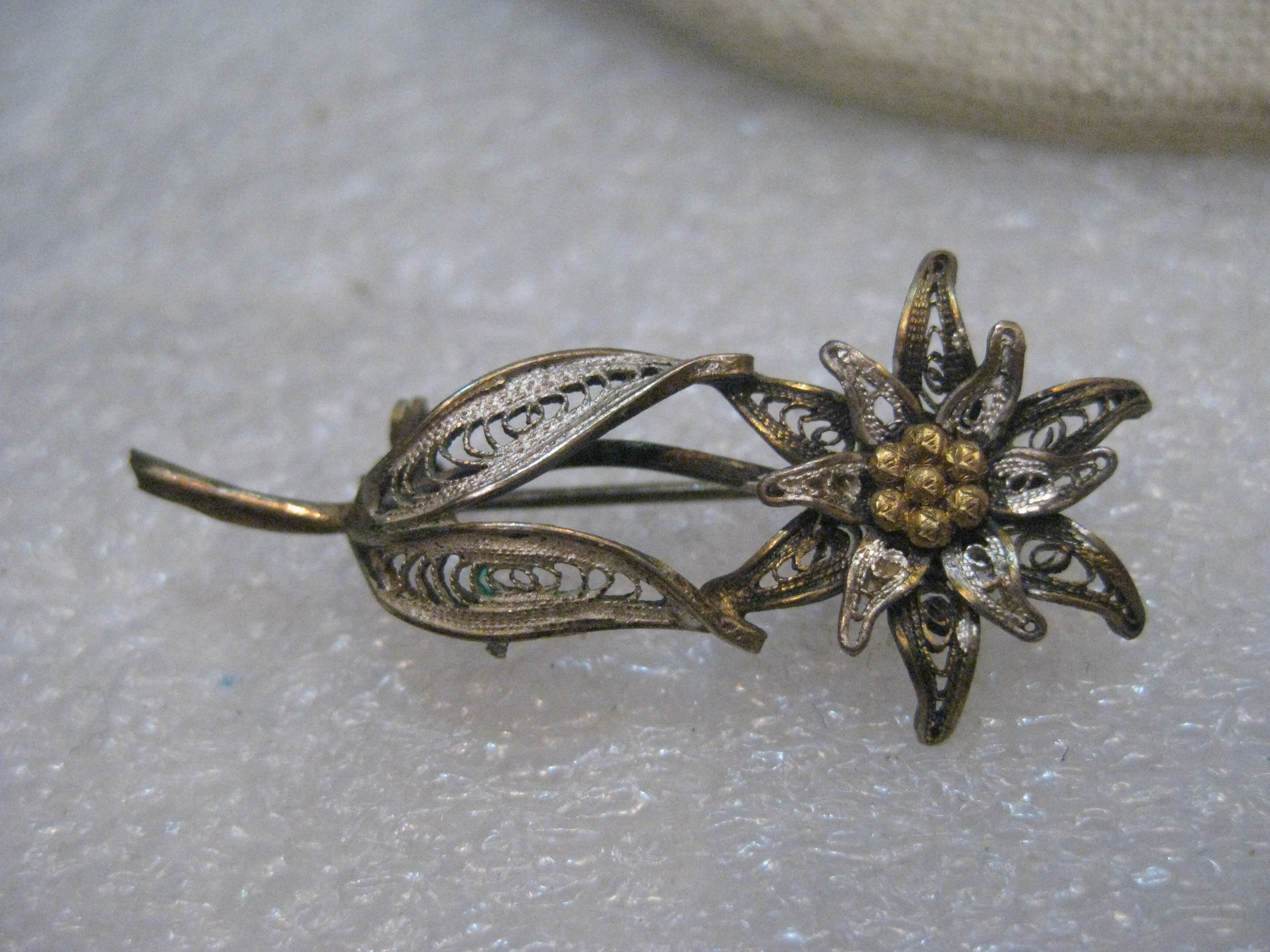 Vintage Filigree Floral Brooch, .800 Silver, Two-Tone, 1940's-1950's, 1.5", 2.90 gr.