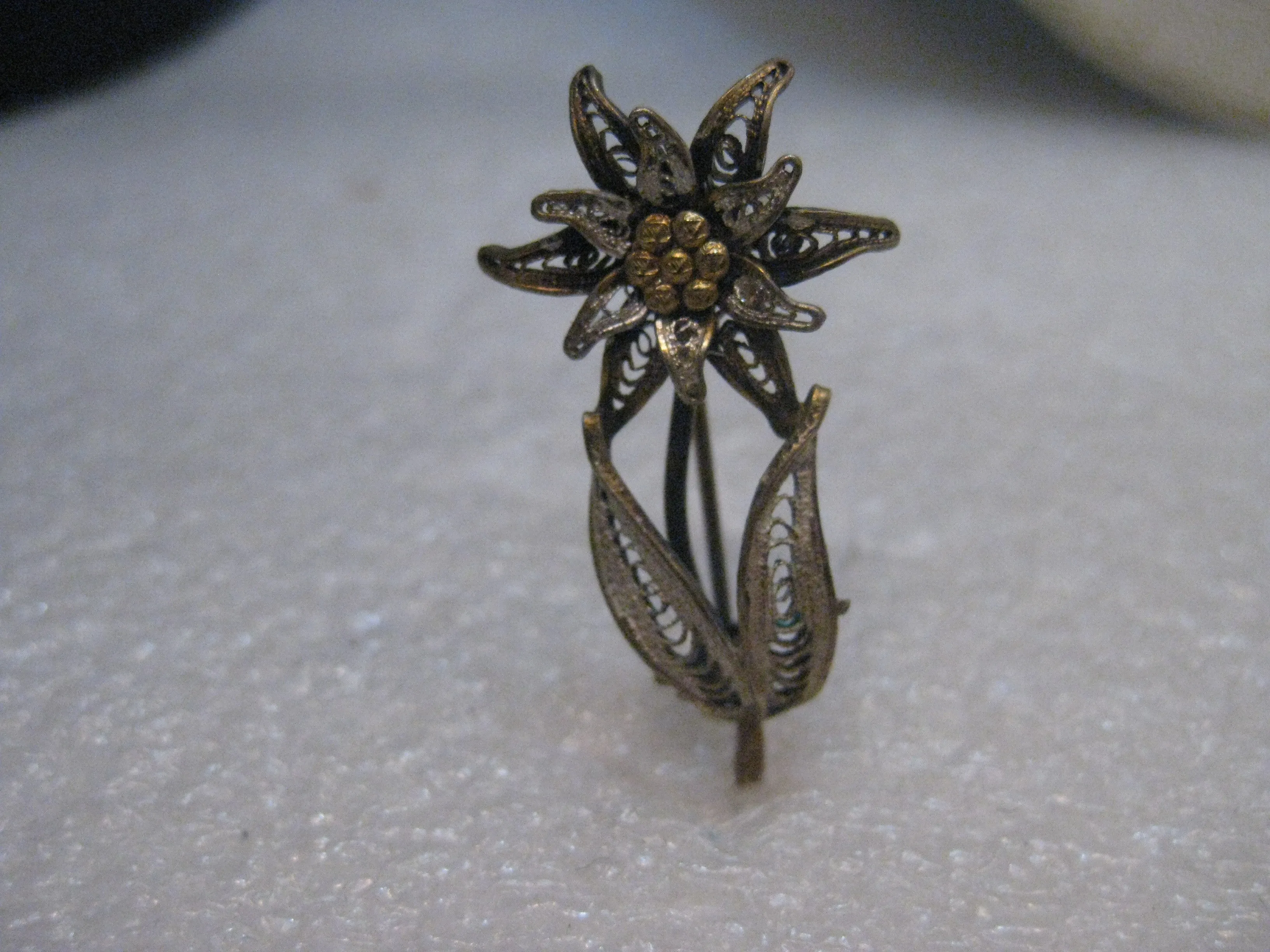 Vintage Filigree Floral Brooch, .800 Silver, Two-Tone, 1940's-1950's, 1.5", 2.90 gr.